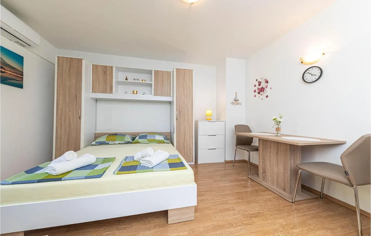 Cozy Apartment In Kastel Luksic With Kitchen Kastela