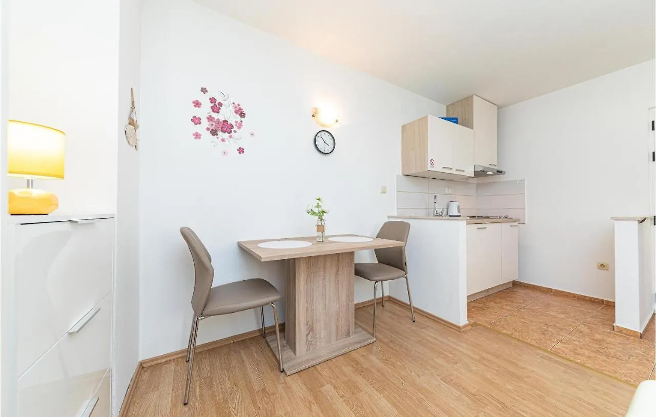 Cozy Apartment In Kastel Luksic With Kitchen Kastela