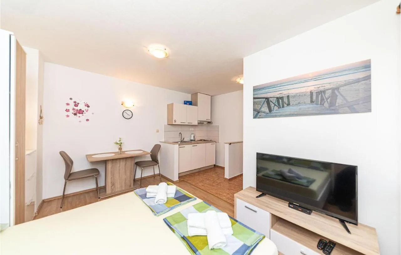 Cozy Apartment In Kastel Luksic With Kitchen Kastela