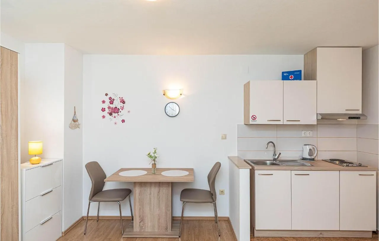 Cozy Apartment In Kastel Luksic With Kitchen Kastela