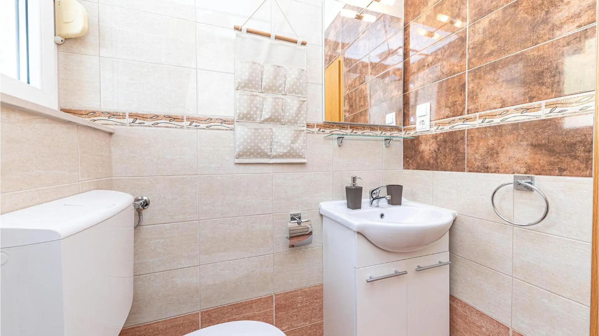 Cozy Apartment In Kastel Luksic With Kitchen Kastela 0*,